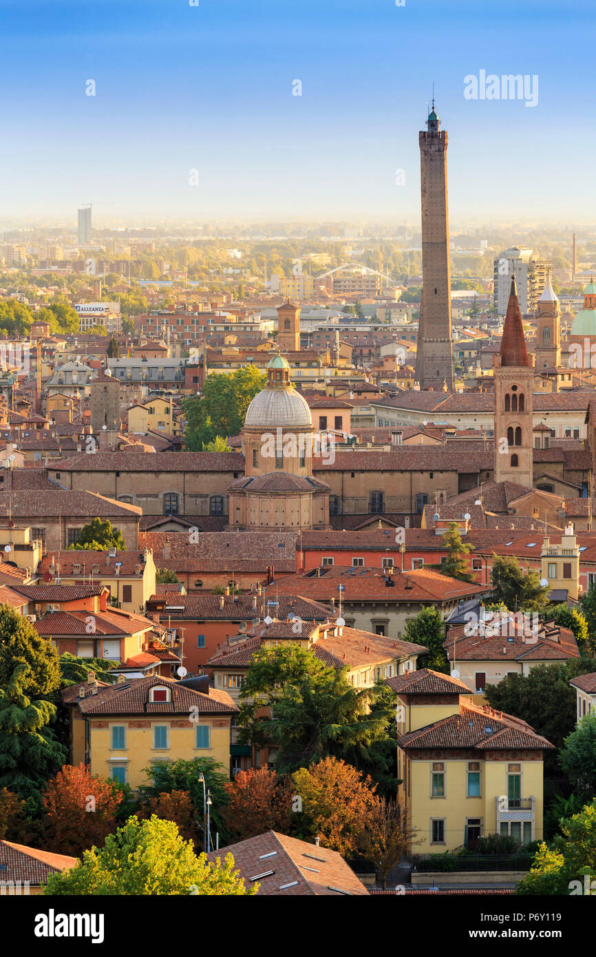 Italien, Italia. Emilia-Romagna, Bologna, Bologna. Skyline der Stadt. Stockfoto