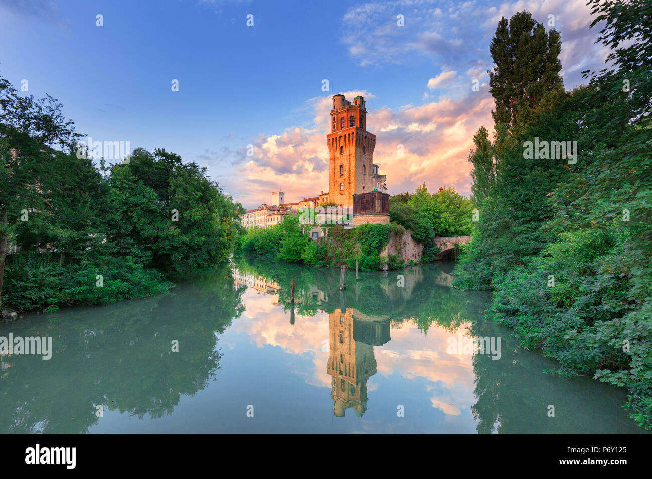 Italien, Italia. Veneto. Padova entfernt. Padua Padua. La Specola (altes astronomisches Observatorium) und der Fluss Bacchiglione. Stockfoto