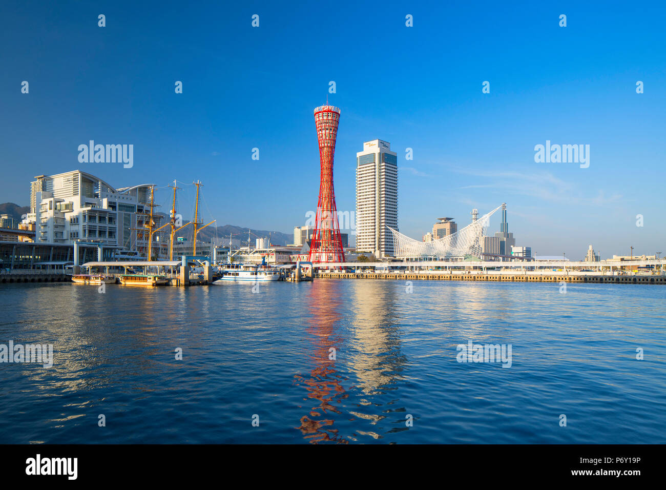 Port Tower und Maritime Museum am Hafen, Kobe, Kansai, Japan Stockfoto