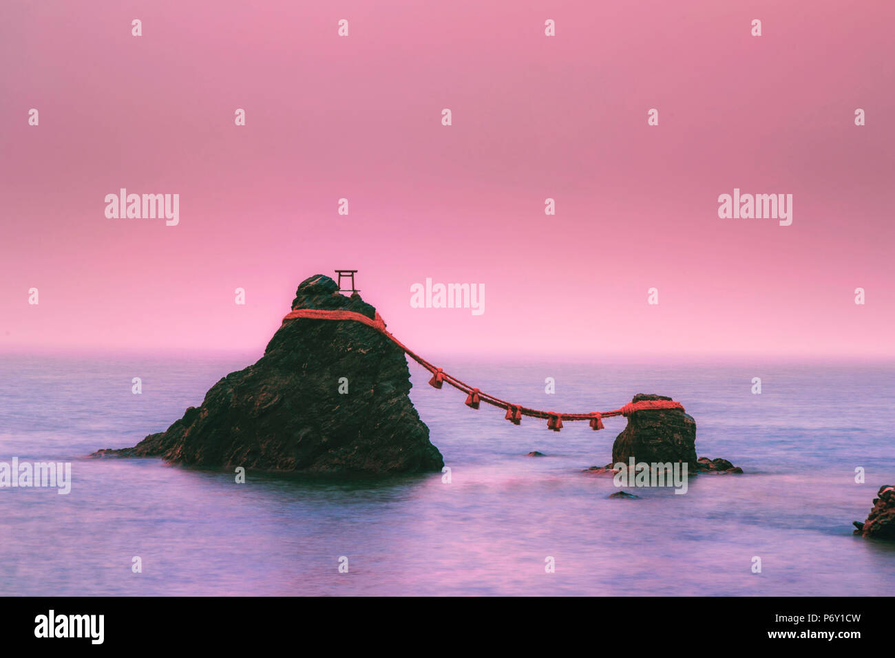 Japan, Präfektur Mie, Futami, wedded Meoto-Iwa (Felsen) vor der Küste von Okiyama Schrein, verehrt als Darstellungen von Izanagi und Izanami, die zwei Götter, die Japan erstellt. Stockfoto