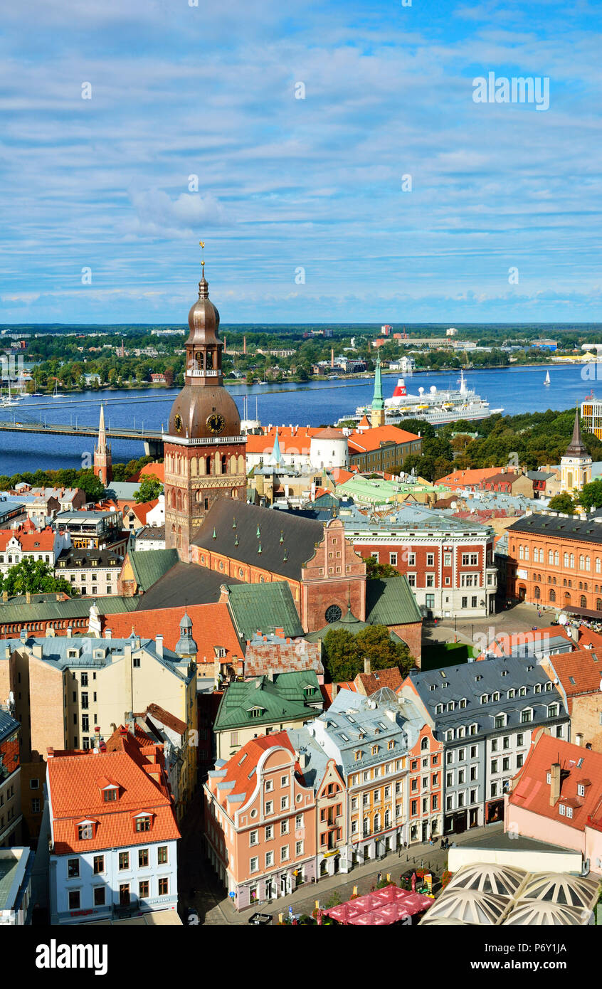 Die Altstadt, die zum Weltkulturerbe der Unesco gehört, und den Fluss Daugava. Riga, Lettland Stockfoto