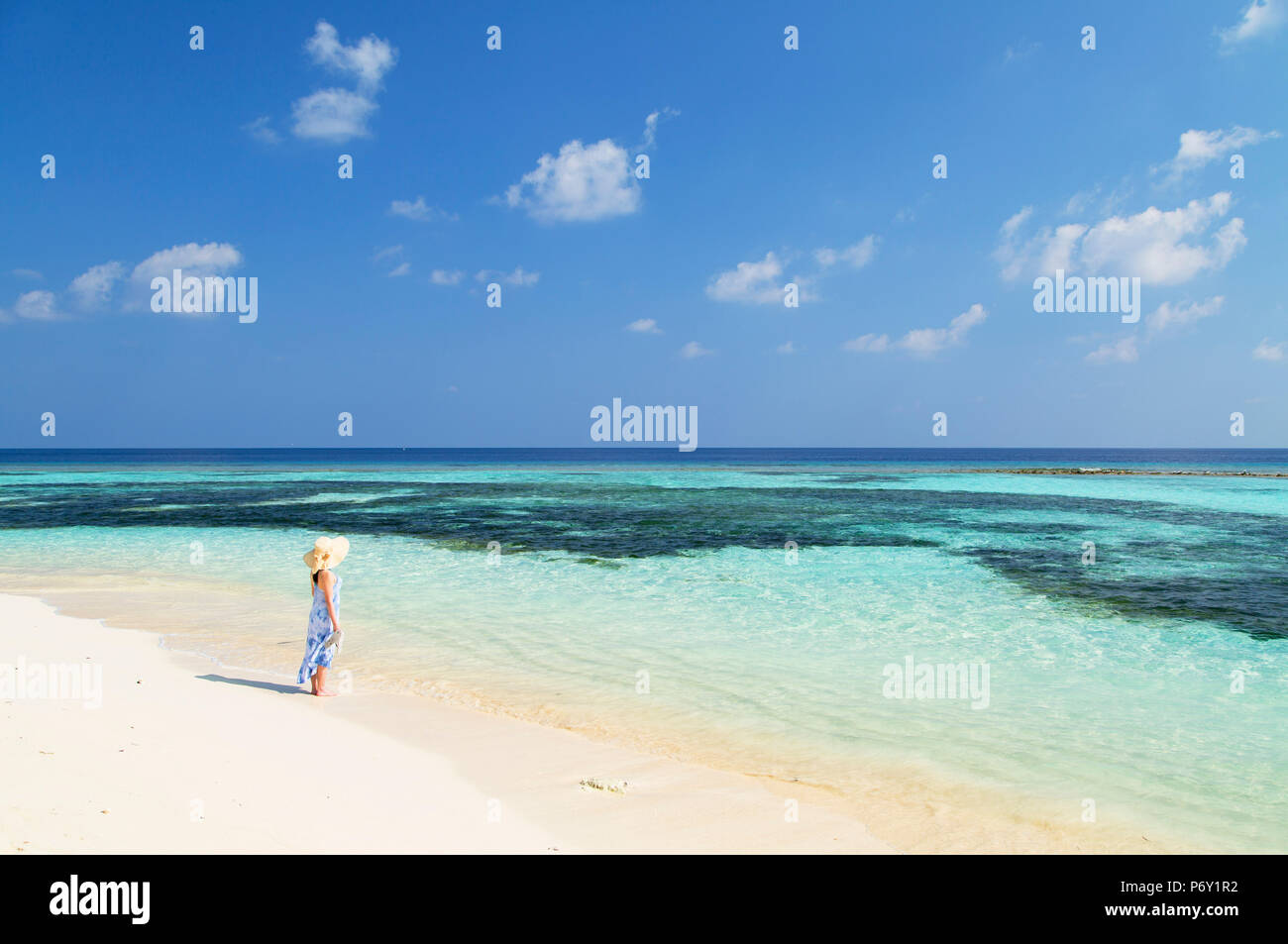 Frau am Strand, Insel Rasdhoo, Nord Ari Atoll, Malediven (MR) Stockfoto