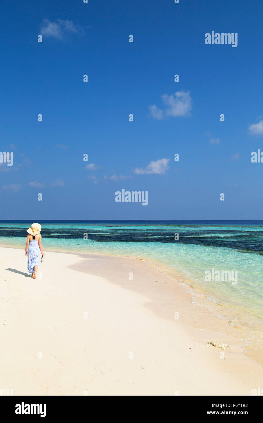 Frau am Strand, Insel Rasdhoo, Nord Ari Atoll, Malediven (MR) Stockfoto