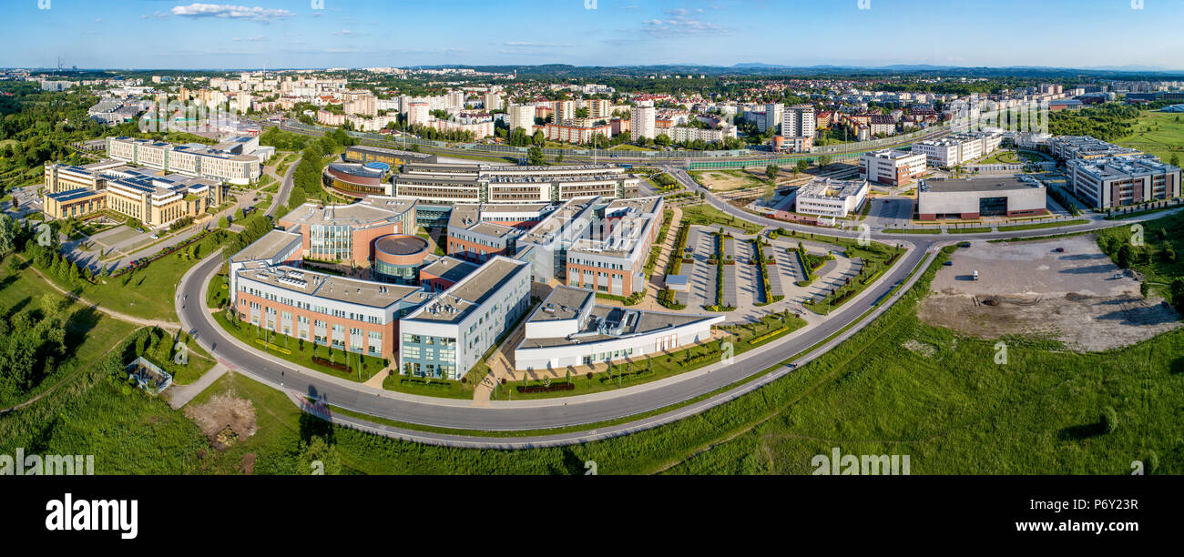 Kraków, Polen. Breite Antenne panorama Der neue Campus der Jagiellonen Universität, die älteste Akademie in Polen, im 14. Jahrhundert gegründet. Eine der Stockfoto