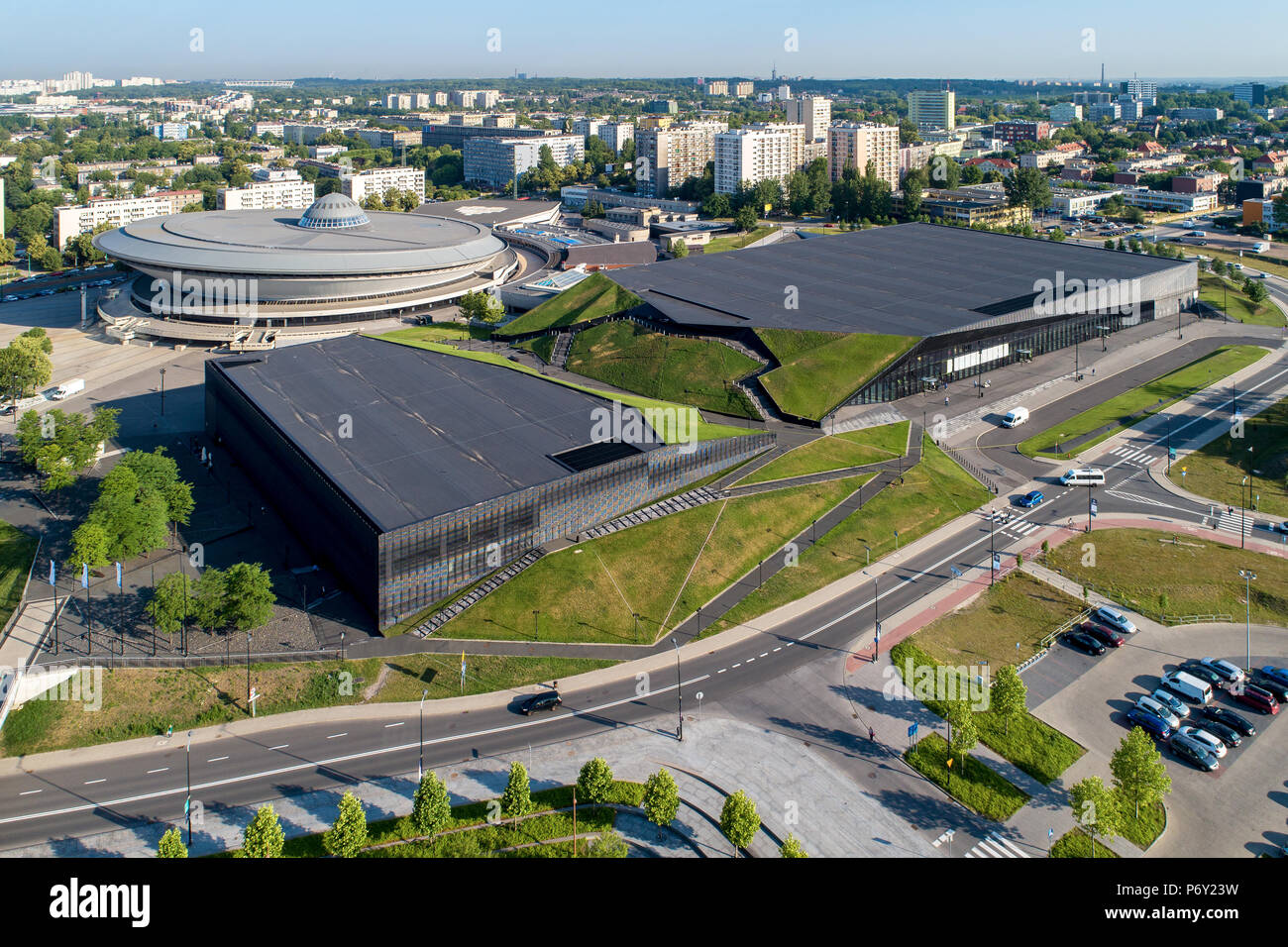 Luftaufnahme von Katowice Zentrum mit spodek (Untertasse) Sport- und Veranstaltungshalle, künstliche Canyon, International Conference Center und blockiert Stockfoto