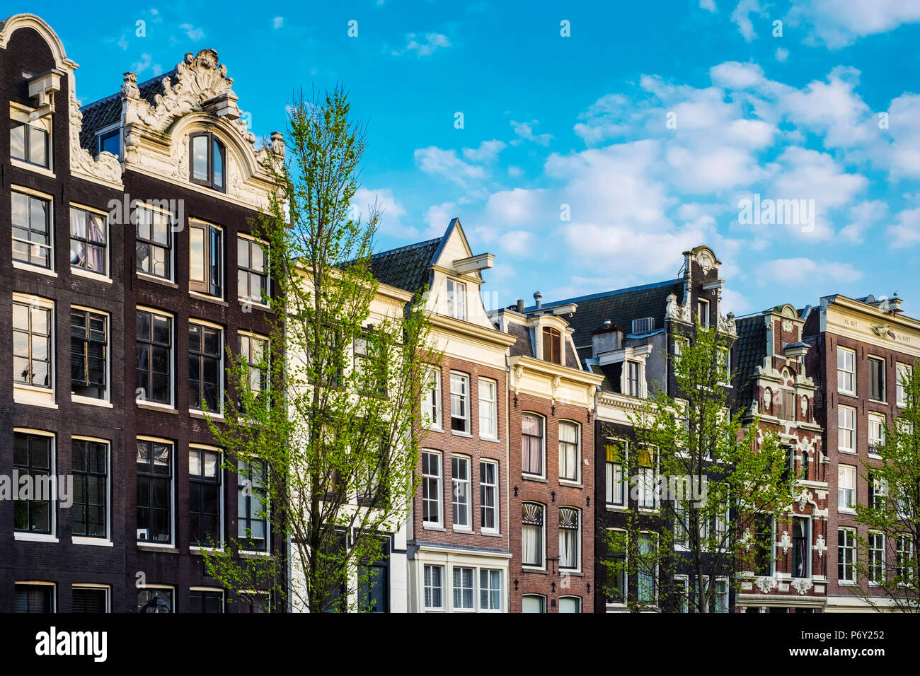 Niederlande, Amsterdam. Die Fassaden der Häuser auf den Kanal Oudezijds Voorburgwal Kanal. Stockfoto