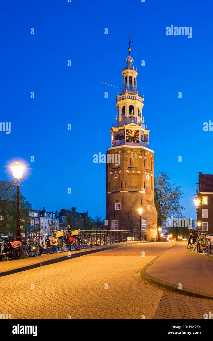 Niederlande, Amsterdam. Montelbaanstoren Turm aus dem 16. Jahrhundert auf oudeschans Kanal. Stockfoto