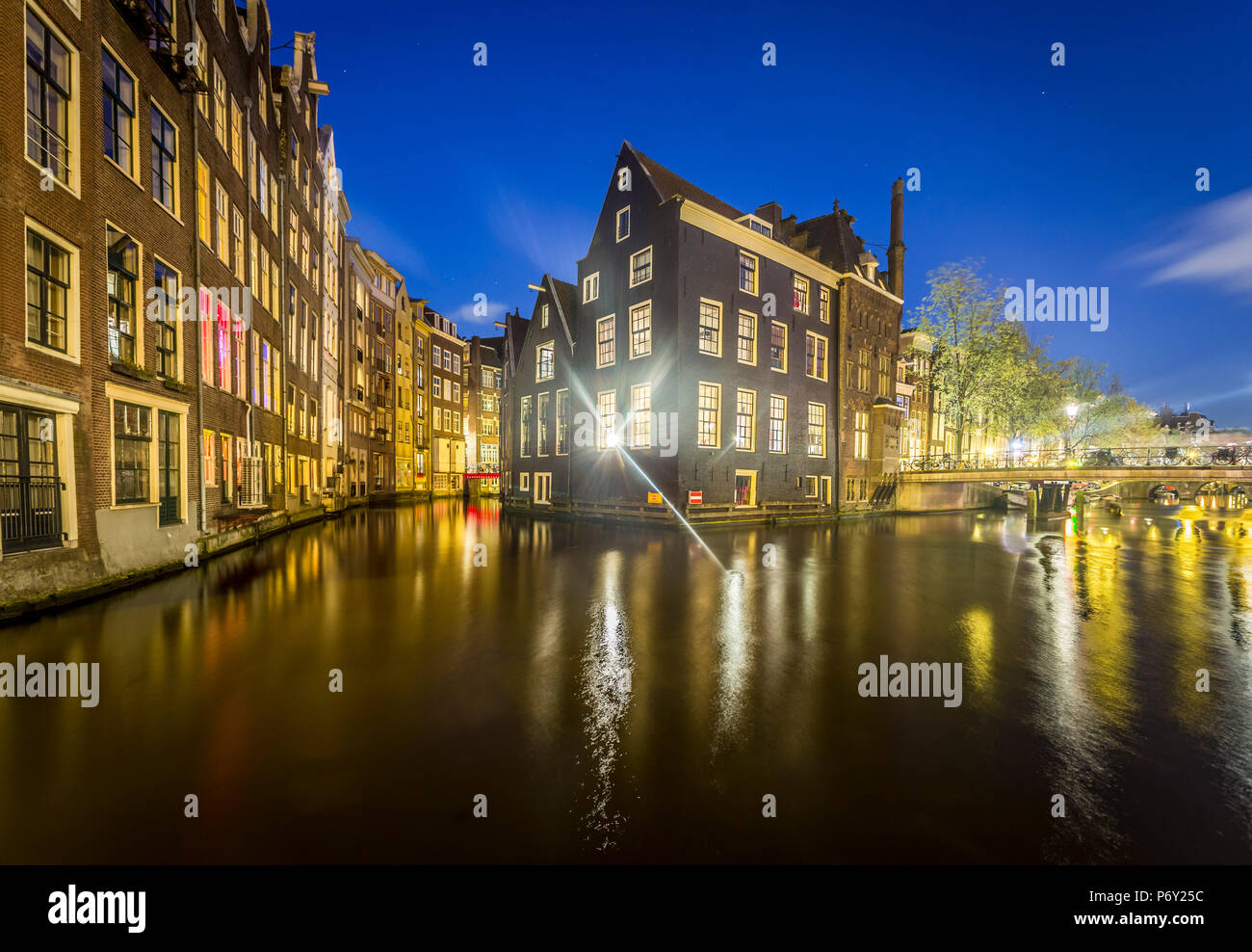 Amsterdam, Häuser am Kanal, Niederlande, Europa widerspiegelt. Stockfoto