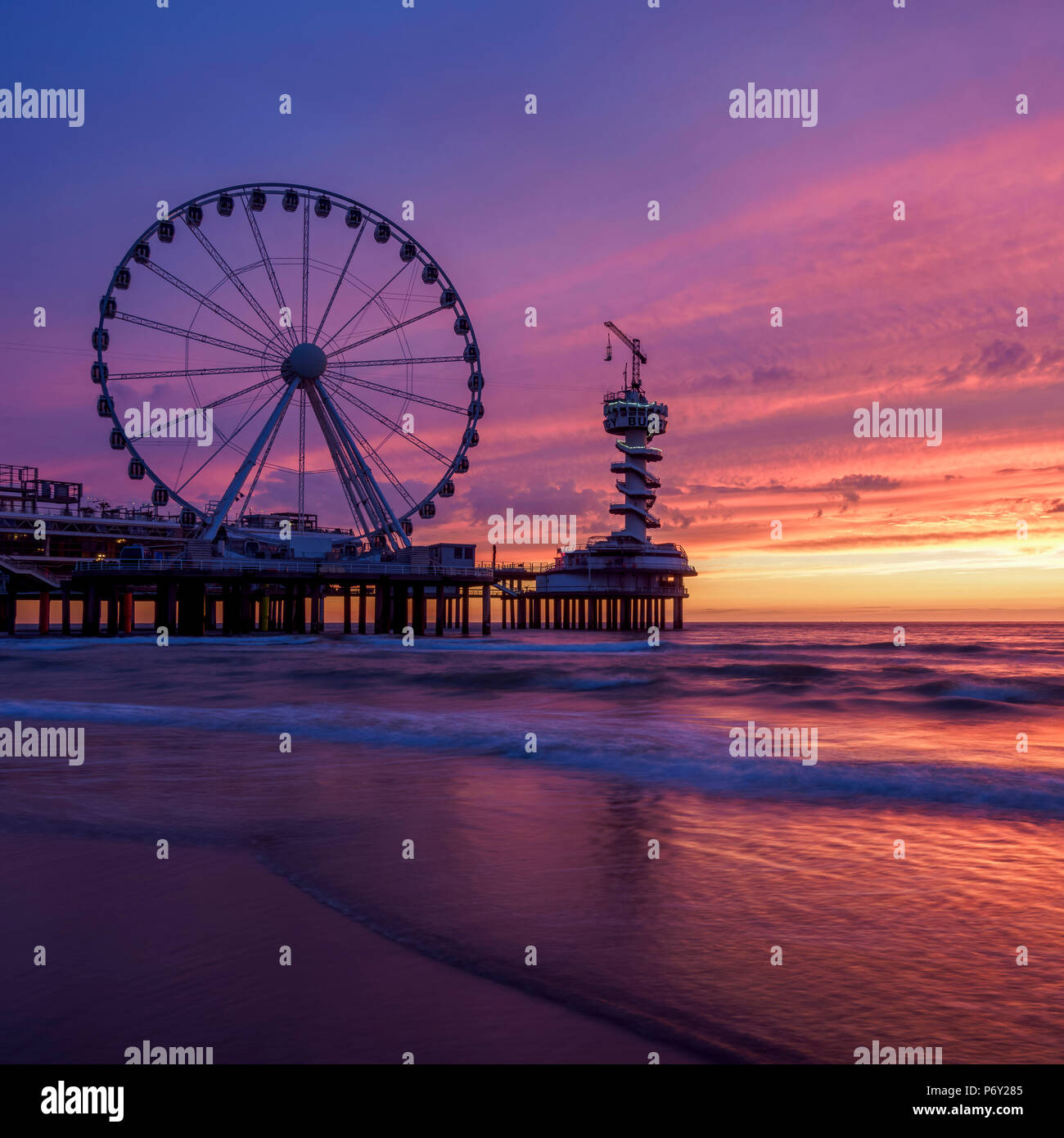 Pier und Riesenrad in Scheveningen, Sonnenuntergang, Den Haag, Südholland, Niederlande Stockfoto