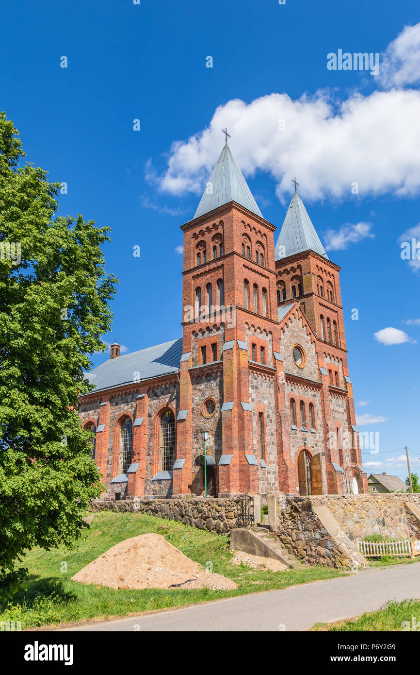 Majestätische Kirche von Gottes Körper aus Stein und Ziegel in Ikazn, Weißrussland Stockfoto