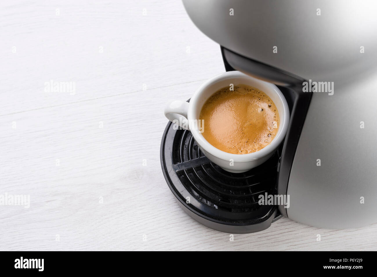 Tasse Kaffee nur gefüllt auf der Maschine Stockfoto