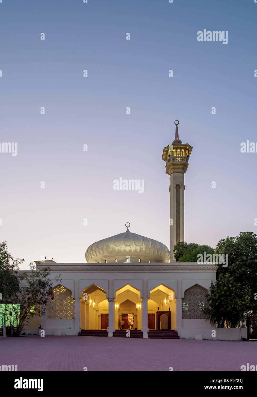 Bastakiya Moschee in der Dämmerung, Al Fahidi im Historischen Viertel, Dubai, Vereinigte Arabische Emirate Stockfoto