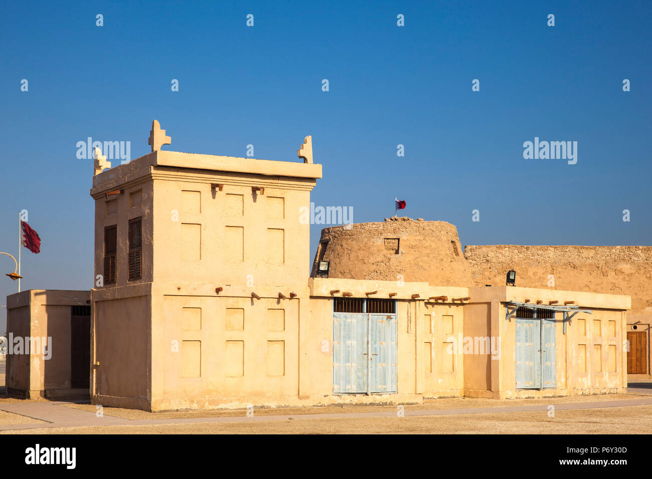 Bahrain, Manama, Festung Arad und traditionellen Gebäuden mit Wind Towers Stockfoto