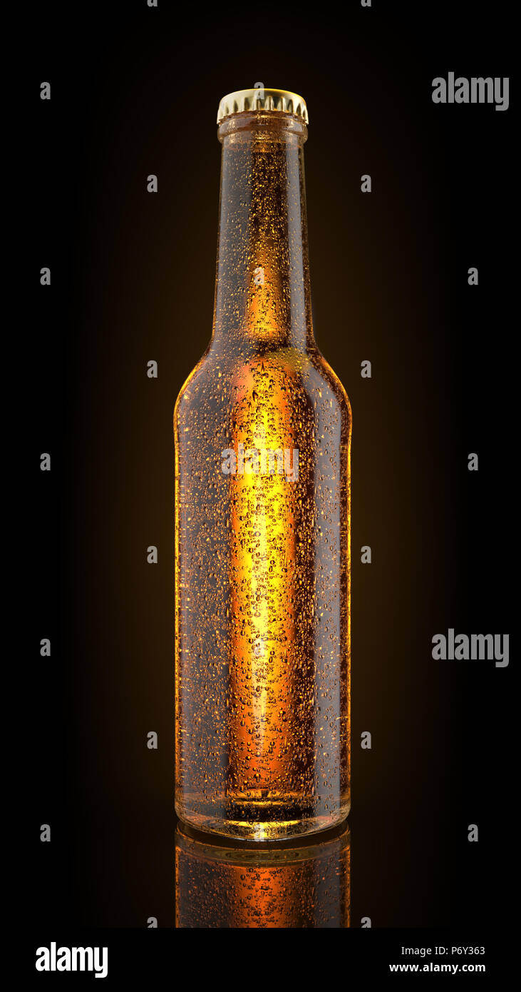 Noch immer leben Bier Flasche im Gegenlicht auf schwarzem Hintergrund, mit Blasen und Raureif, 3D-Rendering. Stockfoto