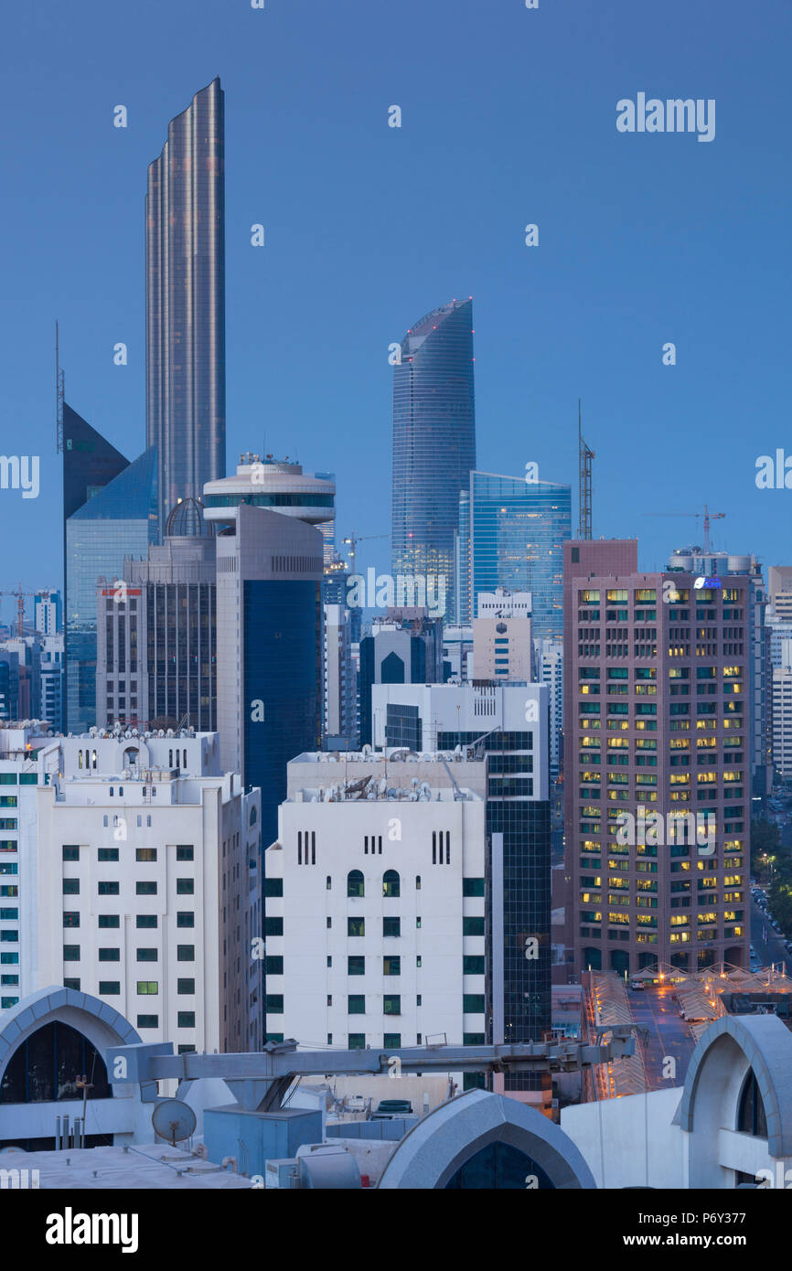 Vae, Abu Dhabi, erhöhten Skyline von Corniche Road East, Dawn Stockfoto