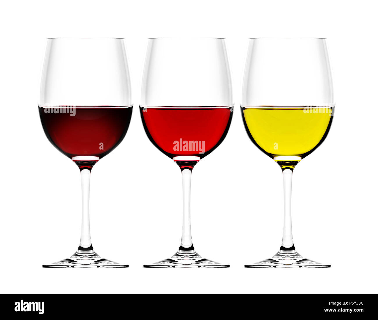 Drei Weingläser im Gegenlicht auf weißem Hintergrund Stockfoto