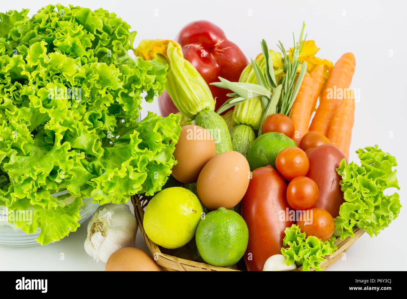 Frisches Gemüse im Korb auf weißem Hintergrund/Mix frisches Gemüse in der Küche/frisches Gemüse. Stockfoto
