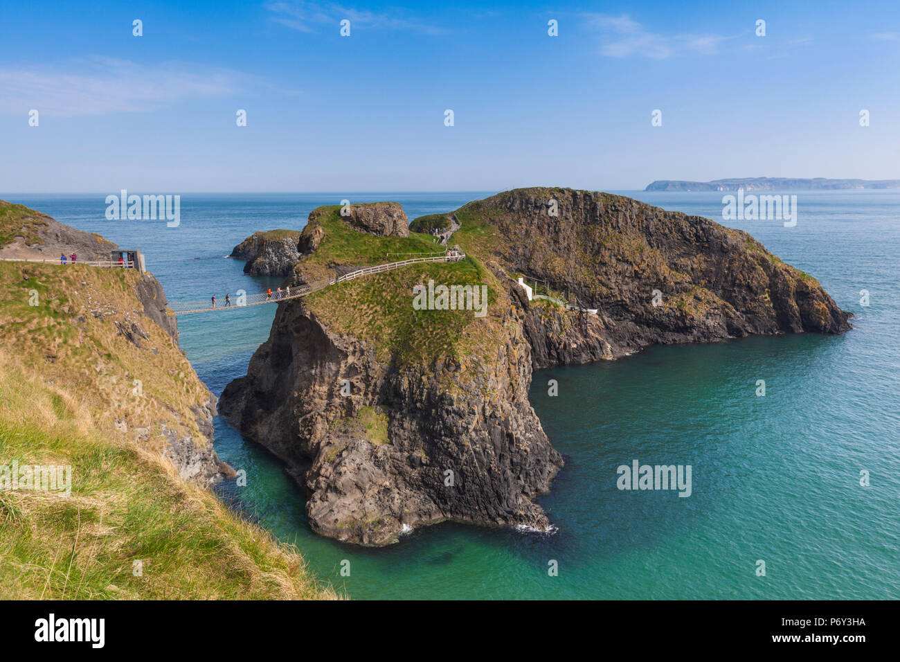 Großbritannien, Nordirland, County Antrim, Ballintoy, Carrick-a-Rede Rope Bridge, erhöht, Ansicht Stockfoto