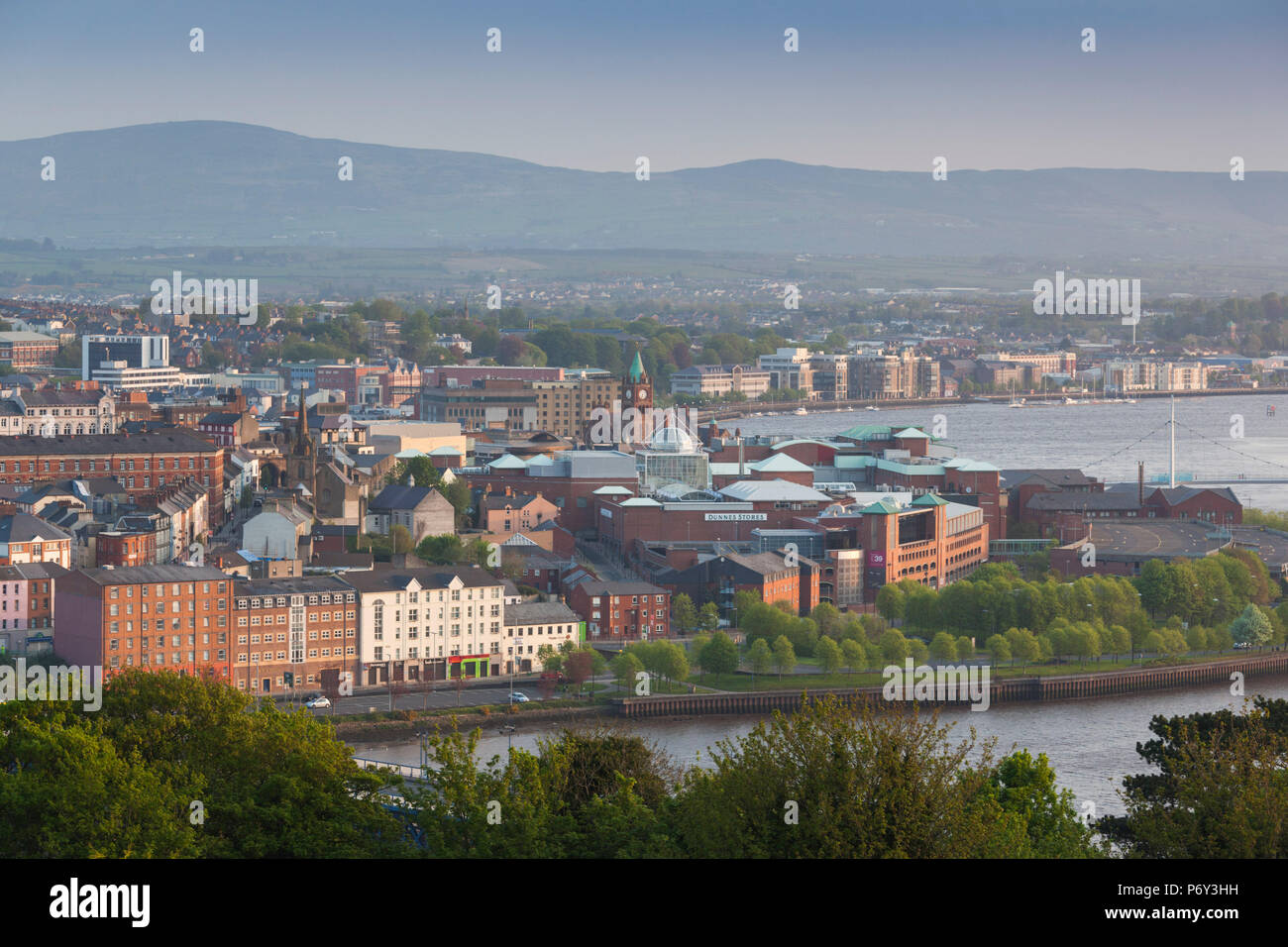 Großbritannien, Nordirland, County Londonderry, Derry, Blick auf die erhöhten Stadt, dawn Stockfoto