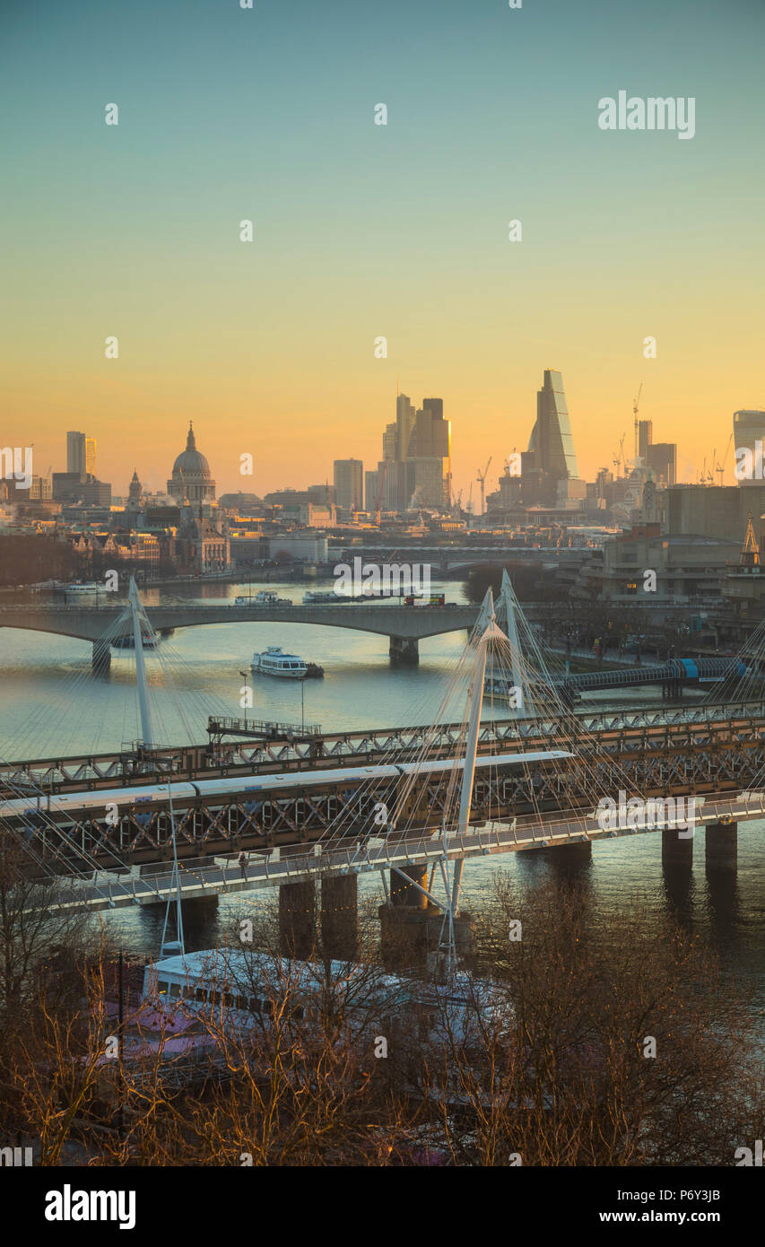 Hungerford Brücke und Golden Jubilee Bridges, Themse, London, England, Großbritannien Stockfoto