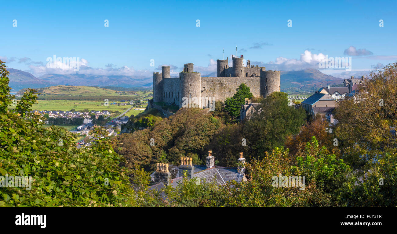 Großbritannien, Wales, Gwynedd, Harlech, Harlech Castle, Berge von Snowdonia National Park über Stockfoto