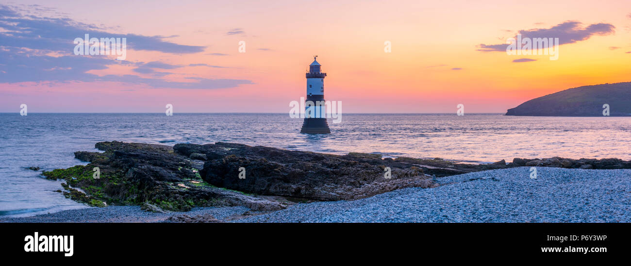 Großbritannien, Wales, Anglesey, Penmon, schwarzen Punkt Penmon Trwyn Du Leuchtturm (Leuchtturm) bei Sonnenaufgang Stockfoto