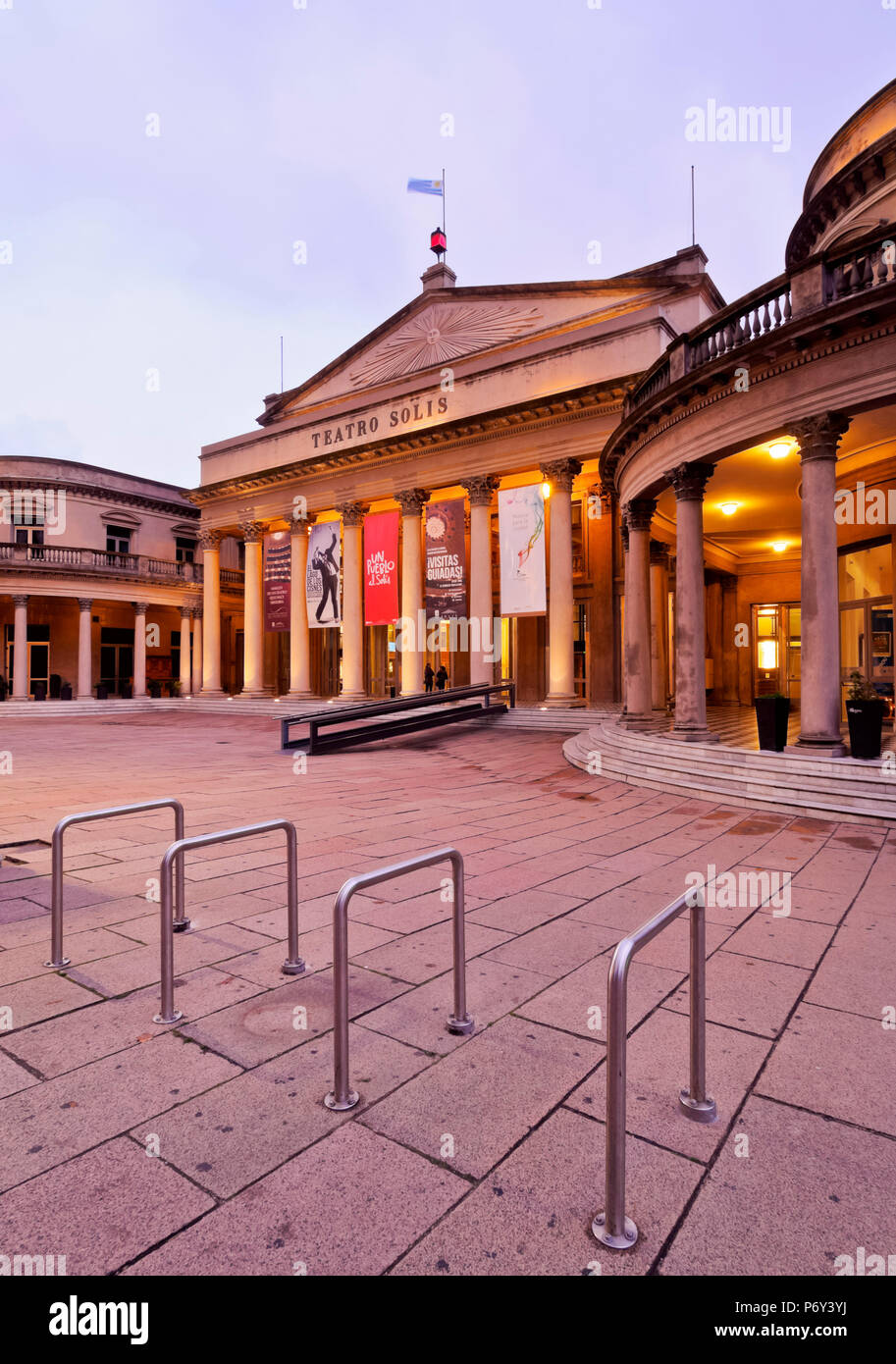 Uruguay, Montevideo, Twilight Ansicht des Teatro Solis. Stockfoto Uruguay, Montevideo, Twilight Ansicht des Teatro Solis. Stockfoto