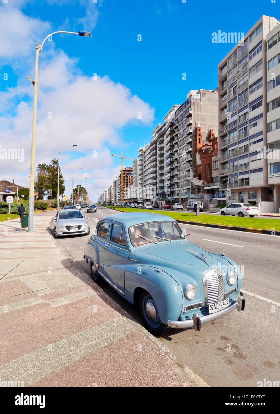 Uruguay, Montevideo, Oldtimer durch die Rambla geparkt. Stockfoto