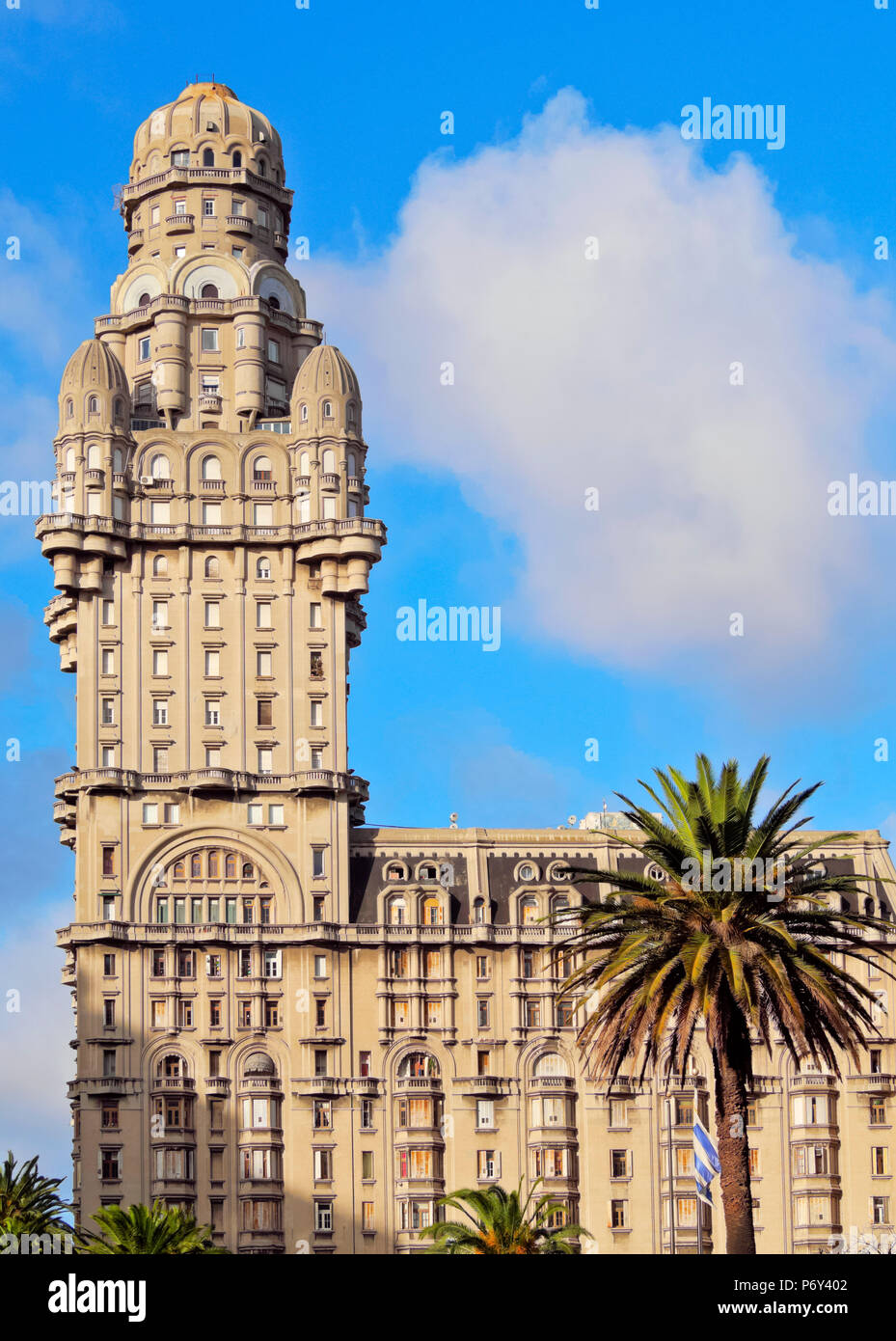 Uruguay, Montevideo, Blick auf den Salvo-Palast auf dem Platz der Unabhängigkeit. Stockfoto Uruguay, Montevideo, Blick auf den Salvo-Palast auf dem Platz der Unabhängigkeit. Stockfoto