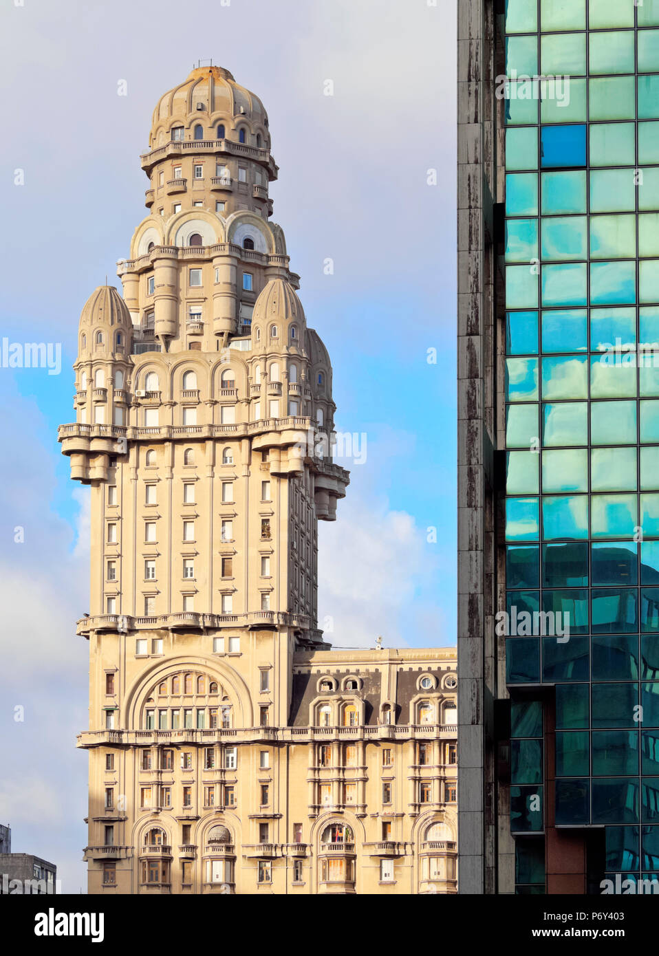 Uruguay, Montevideo, Blick auf den Salvo-Palast auf dem Platz der Unabhängigkeit. Stockfoto Uruguay, Montevideo, Blick auf den Salvo-Palast auf dem Platz der Unabhängigkeit. Stockfoto