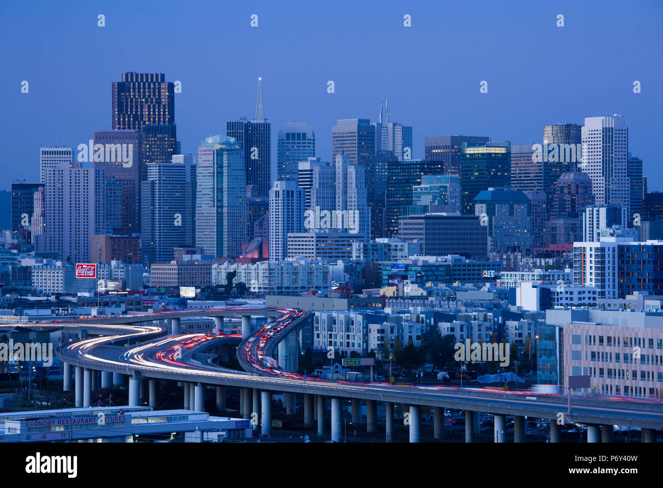 USA, California, San Francisco, Potrero Hill, Blick auf Innenstadt und I-280 Autobahn, Abend Stockfoto