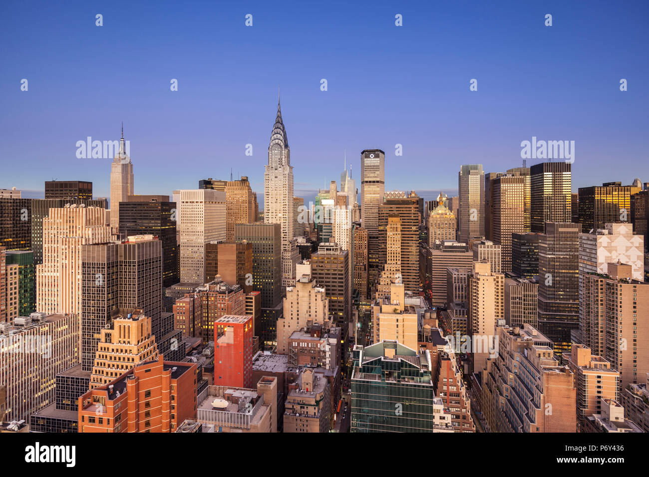 Die Skyline von Midtown mit Chrysler Building und das Empire State Building, Manhattan, New York City, USA Stockfoto