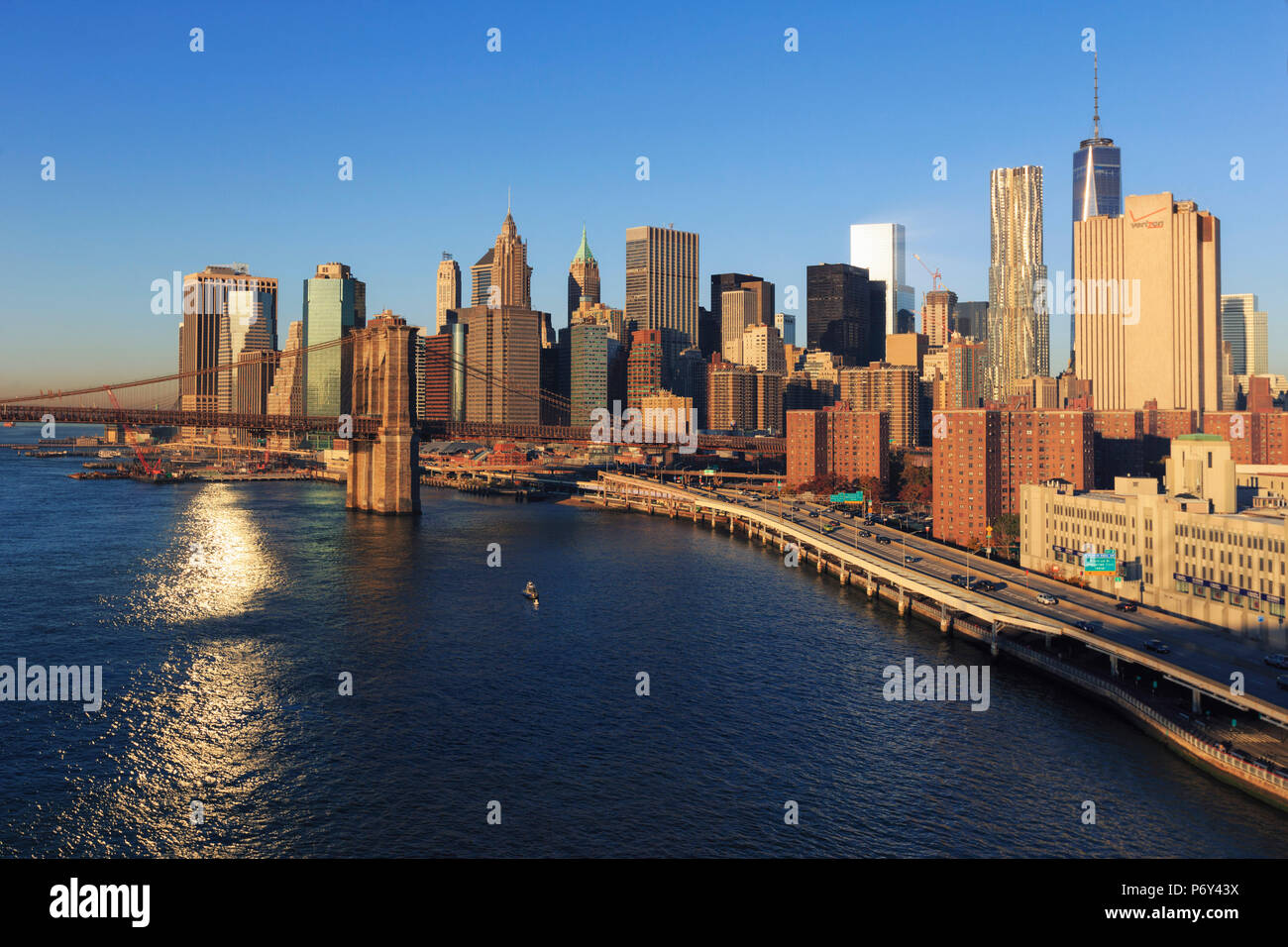 USA, New York, Brooklyn Bridge und Lower Manhattan Skyline Stockfoto