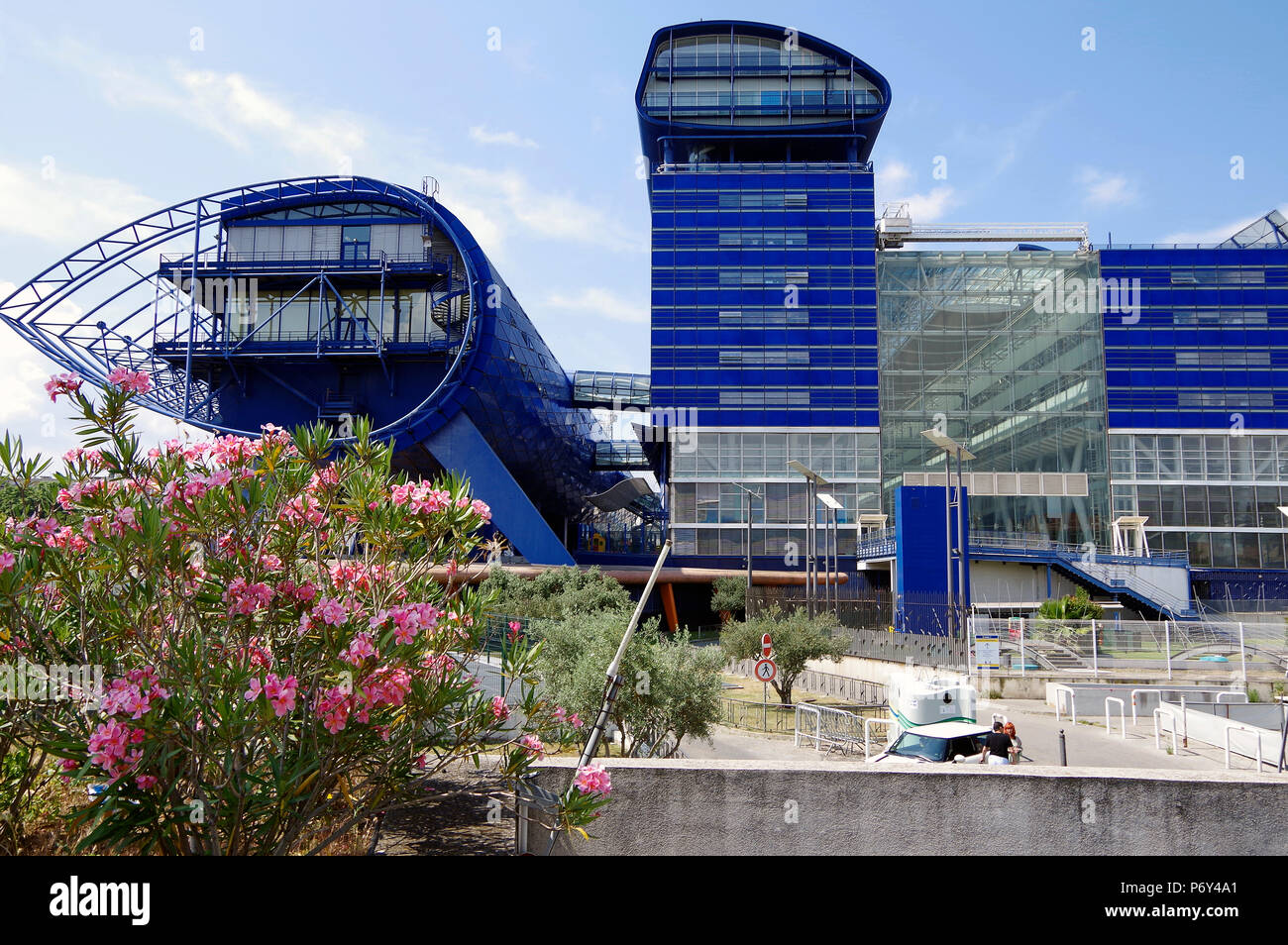 Le Grand Bleu, Hotel de Département Bouches de Rhone, Marseille, Frankreich, Sitz der lokalen govt, massive Farbe dunkelblau High-Tech-Gebäude Stockfoto