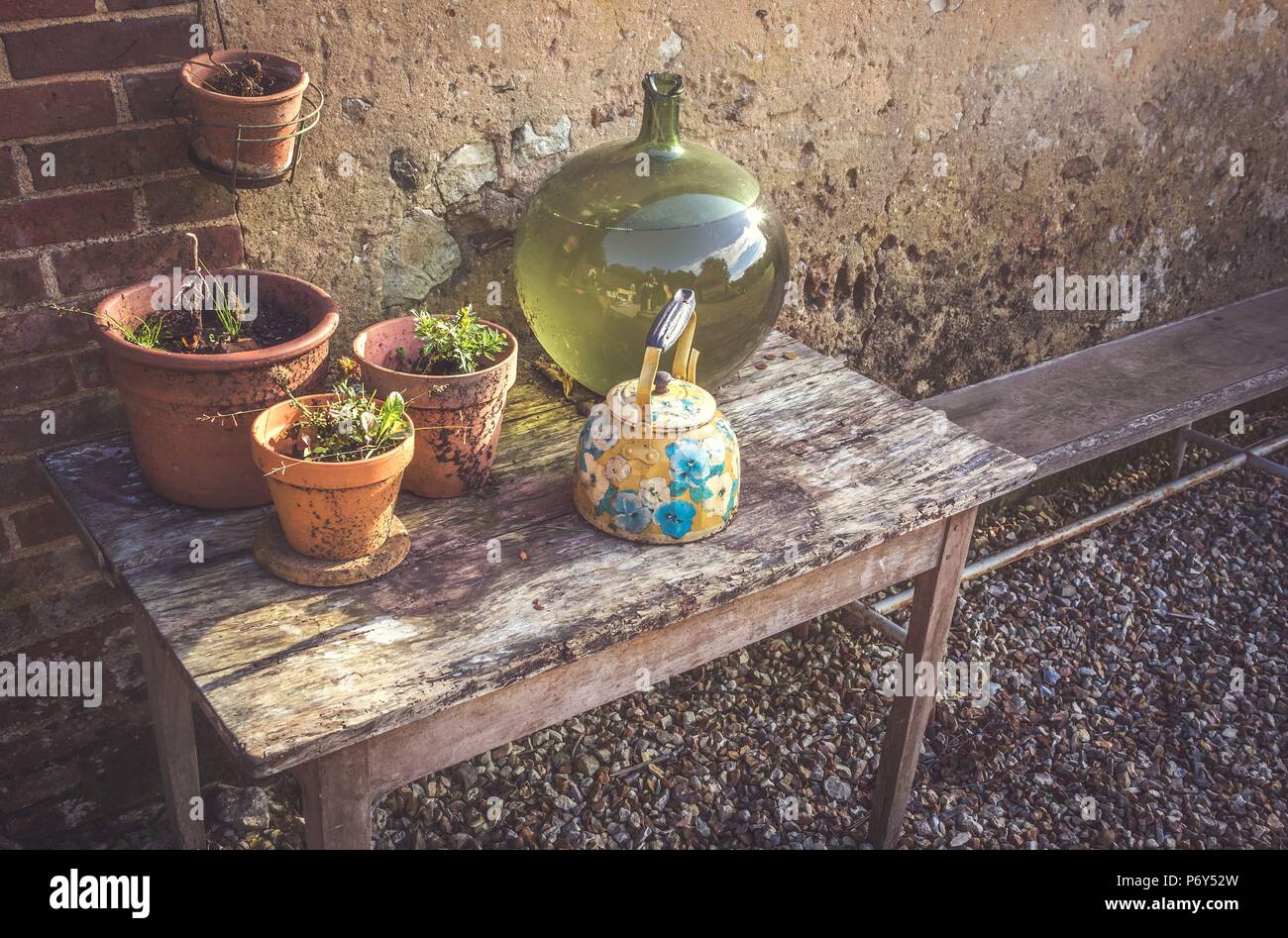 Töpfe und Vasen auf einem Tisch im ländlichen Frankreich Stockfoto