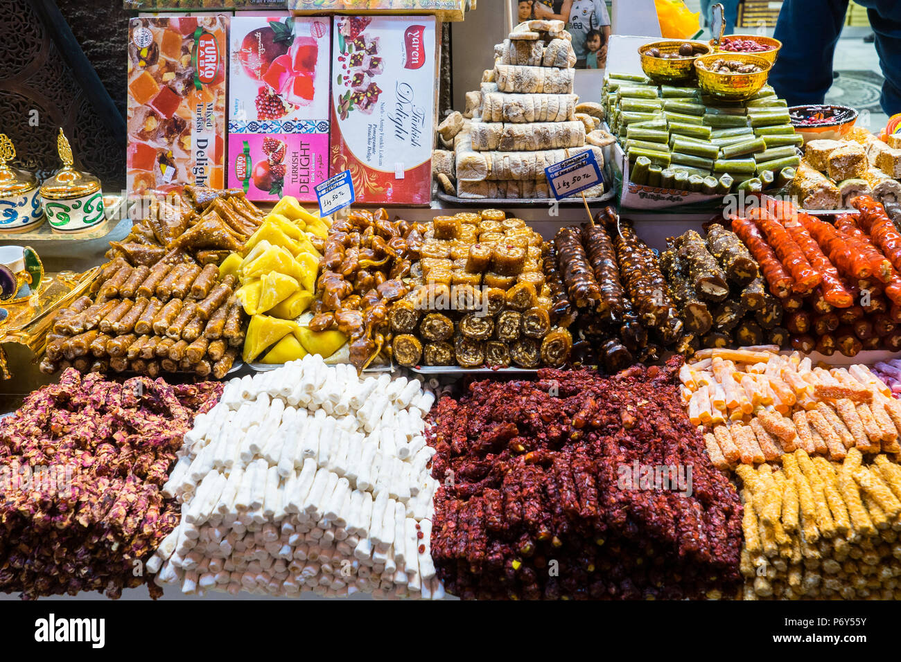 Lokum (Türkischer Honig) und viele Arten von Gewürzen und aromatischen Zutaten in Spice Bazaar, Istanbul verkauft. Stockfoto