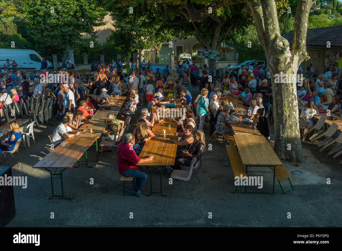 Eine Versammlung der Franzosen zu einem lokalen fete Fete au Pistou genannt, wo Sie die lokalen Suppe essen Stockfoto