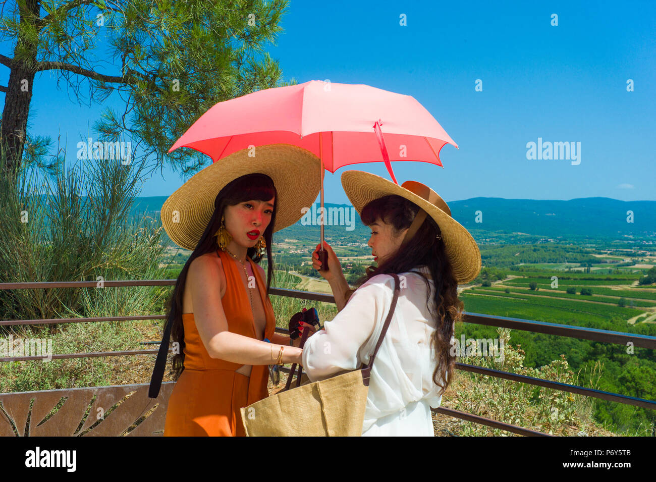 Touristen besuchen Roussillon Provence Frankreich die einst Zentrum der Ocker Handel Stockfoto