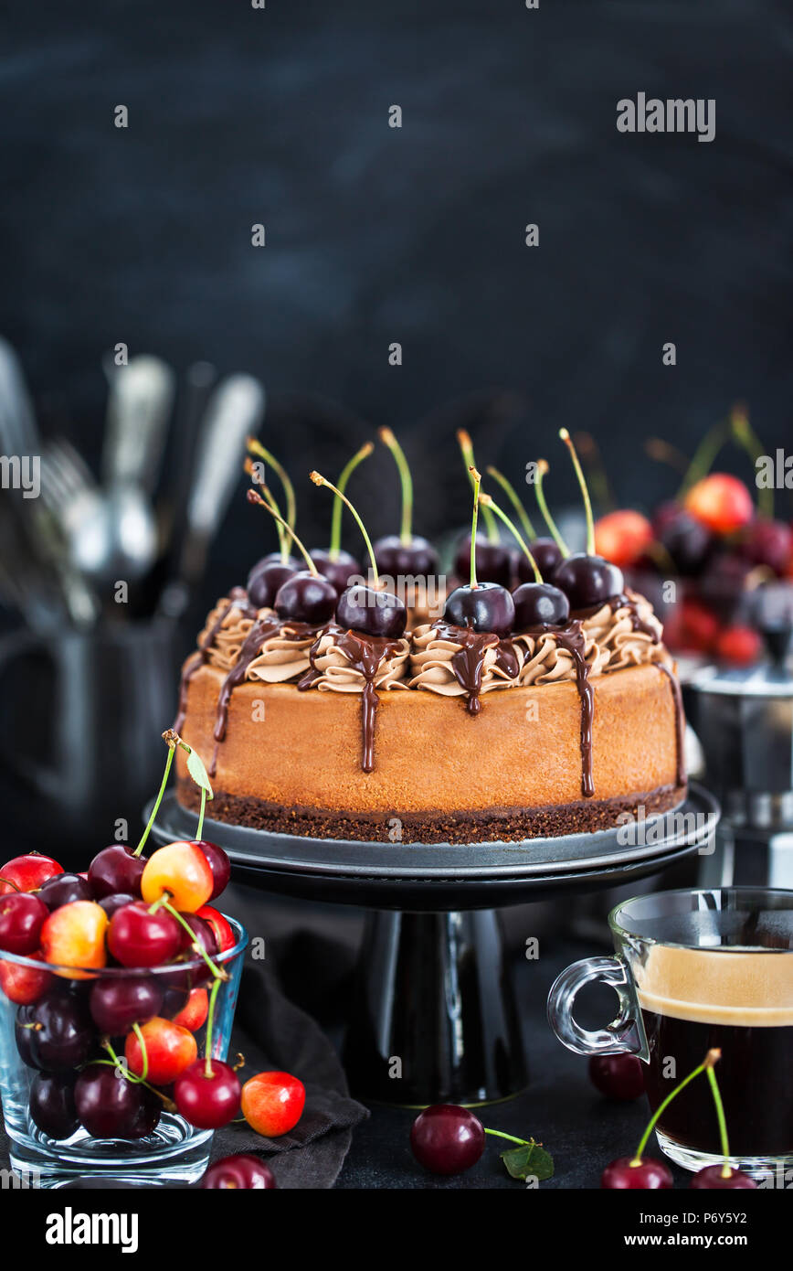 Köstliche hausgemachte Schokolade Käsekuchen mit frischen Kirschen eingerichtet Stockfoto