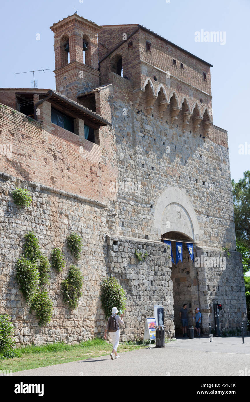 Die San Giovanni Tür, an Gimignano (Toskana, Italien). Diese solide Gatehouse (13. Jahrhundert) mit seiner Siena Arch, hat seinen Namen an der Hauptstraße gegeben Stockfoto