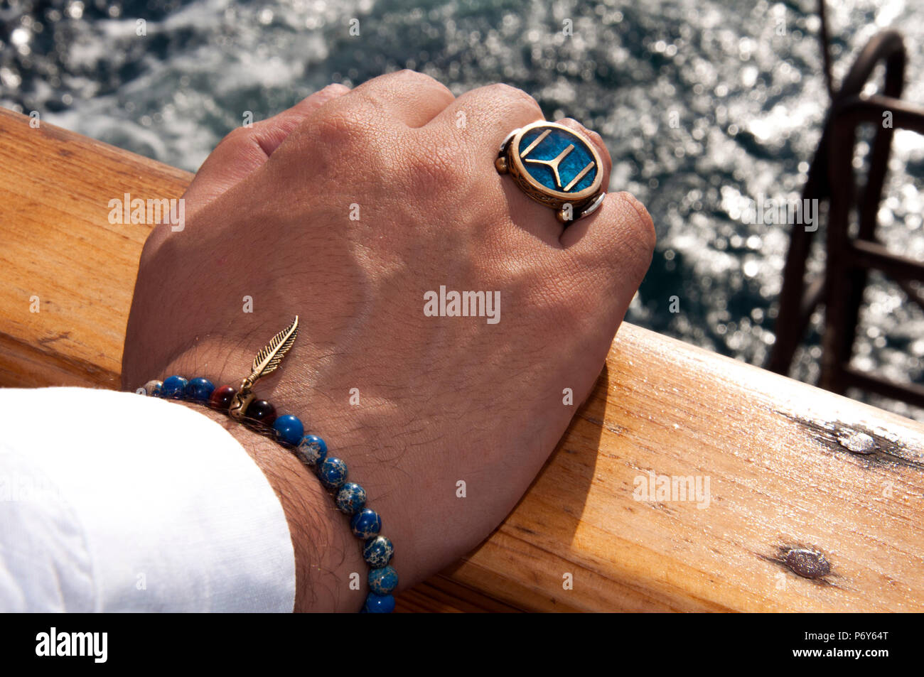 Sailor Man mit Zubehör in seiner Hand. Stockfoto