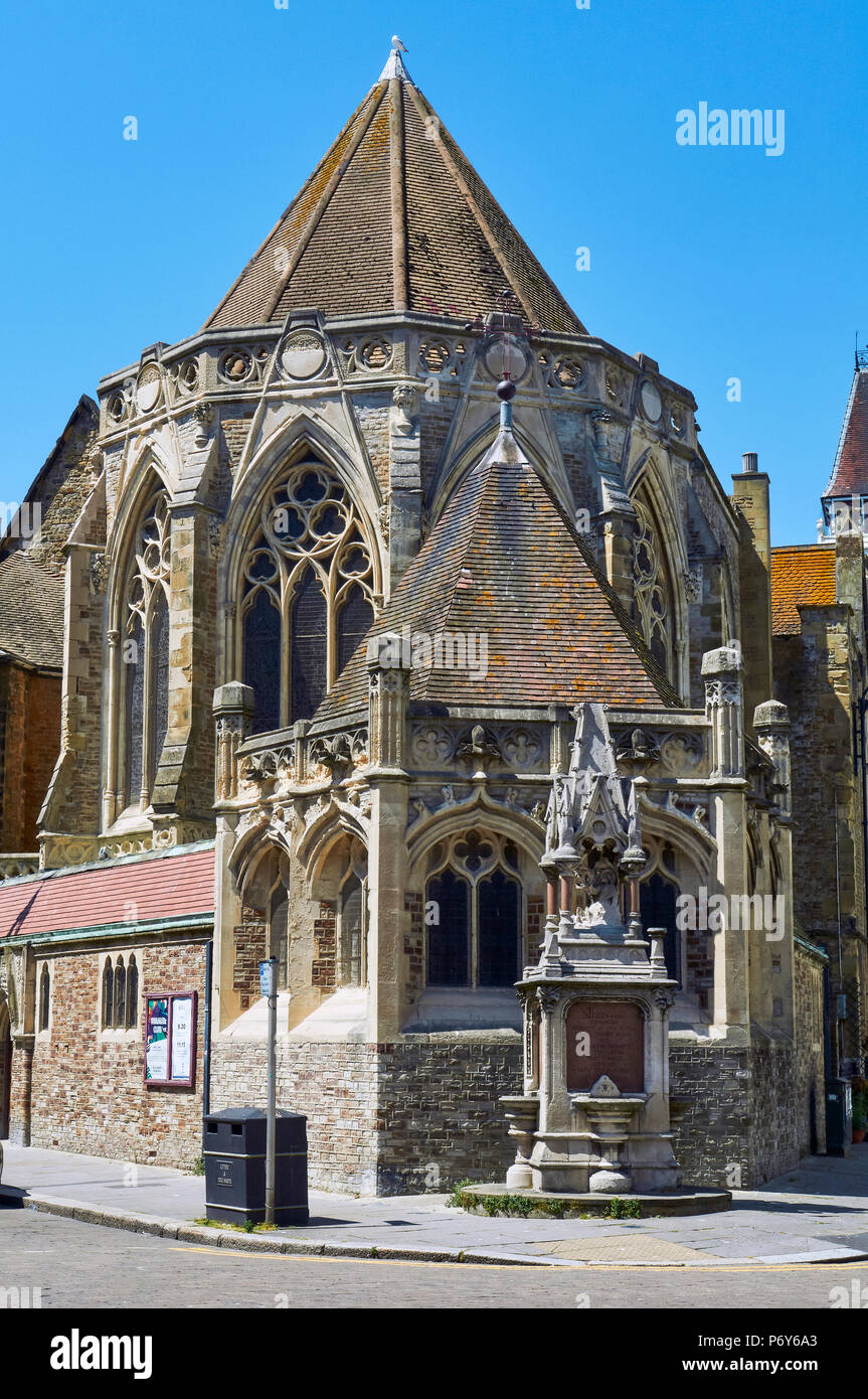 Die Sakristei und Apsis der Viktorianischen neugotischen Kirche der Heiligen Dreifaltigkeit in Robertson Street, Hastings, East Sussex, Großbritannien Stockfoto
