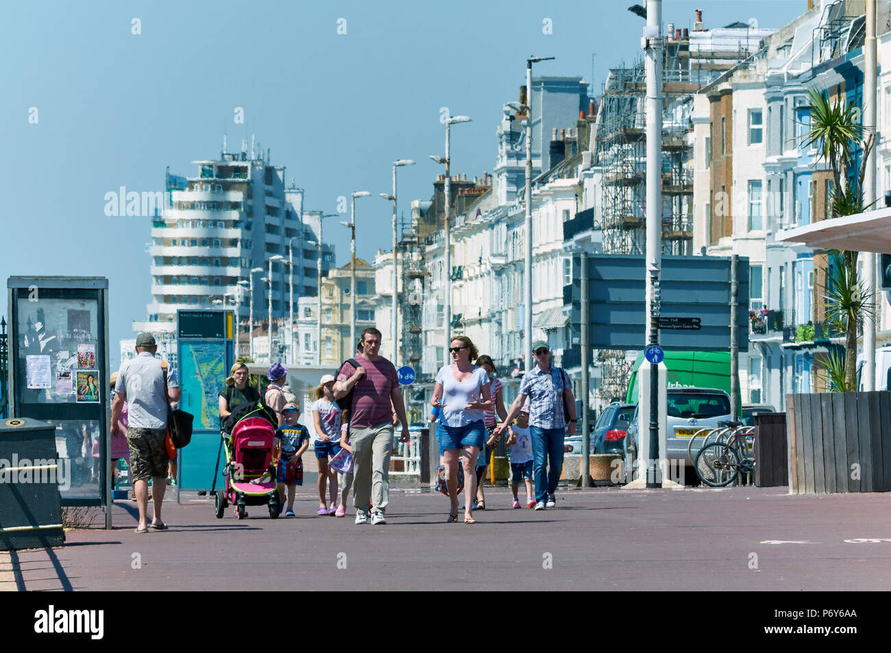Fußgänger am Meer in Hastings, East Sussex, UK, im Sommer 2018 eine Hitzewelle Stockfoto