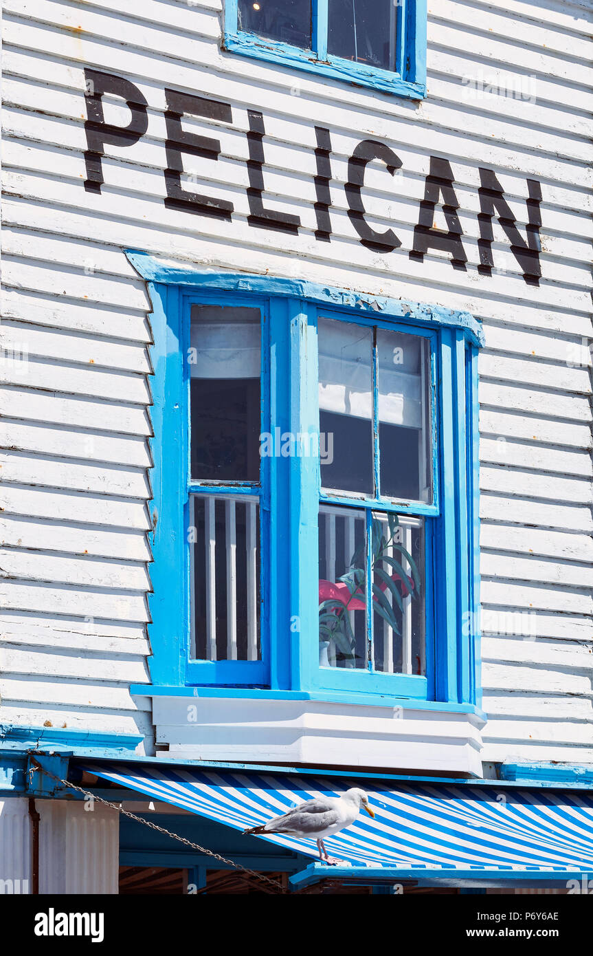 Die Vorderseite des Pelican Diner in der Altstadt von Hastings, an der Küste von East Sussex, Großbritannien Stockfoto