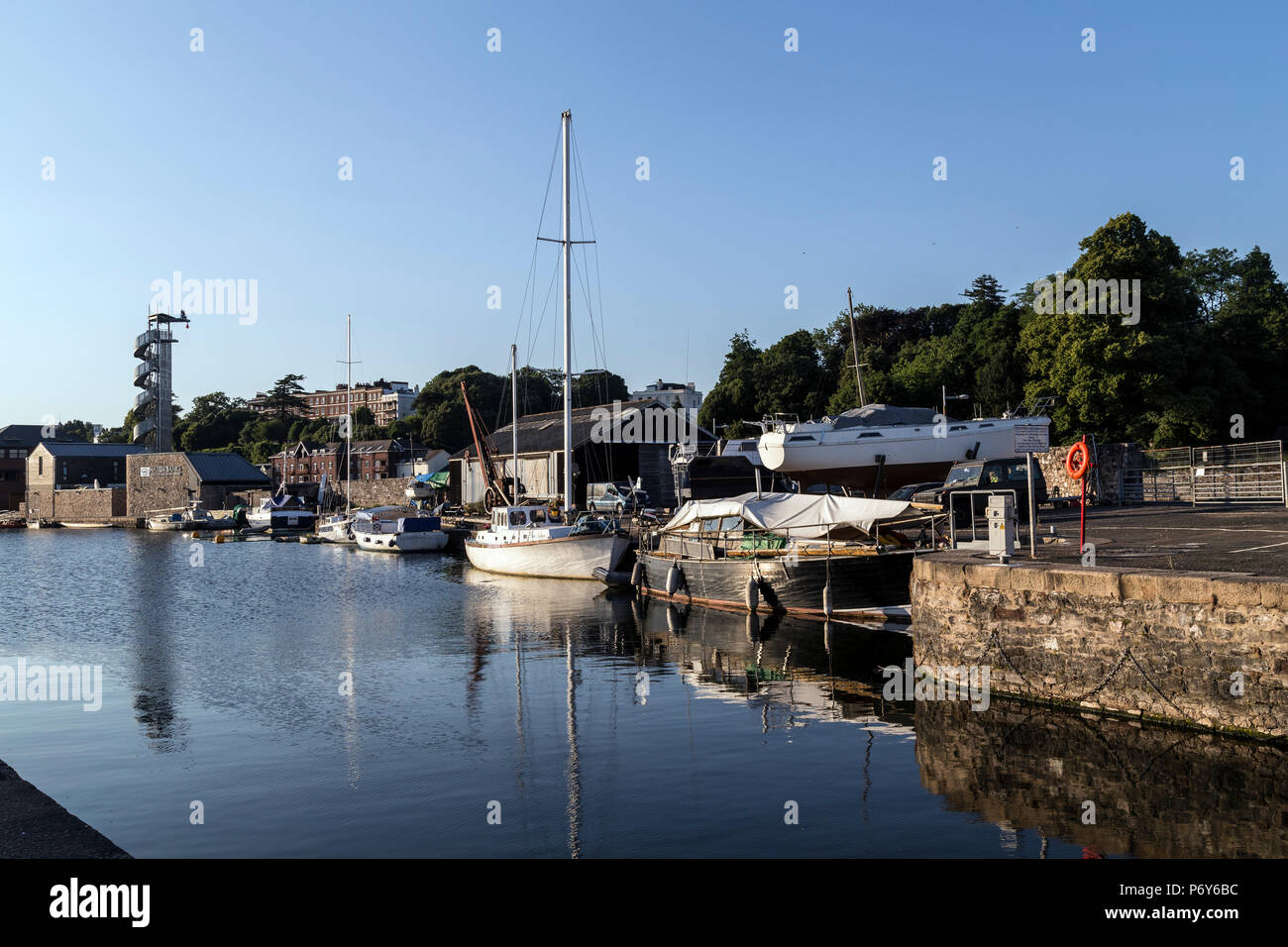 Exeter Canal, der Exeter Ship Canal eröffnet für die Schifffahrt in 1566 war der erste Kanal in Großbritannien seit der Römerzeit gebaut werden., Pfund lock, Fluss.Exe Stockfoto