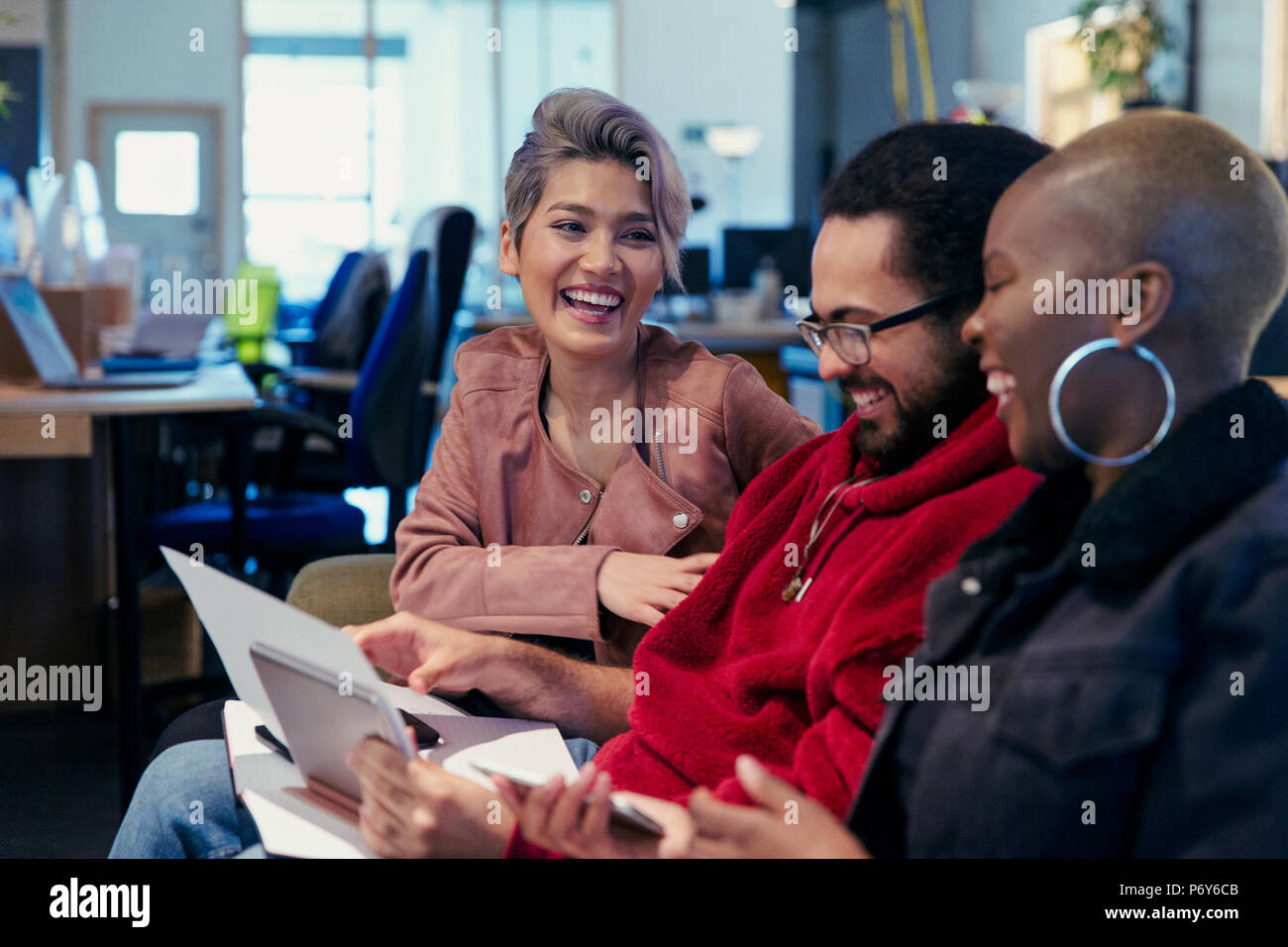 Lachend Creative Business Leute, die im Büro Stockfoto