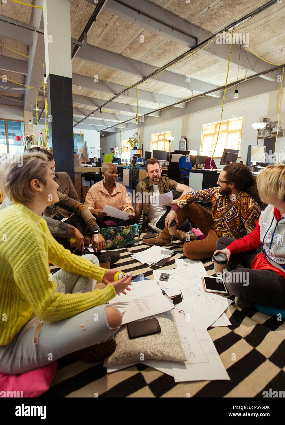 Creative Business Team Meeting, Brainstorming im Kreis auf Bürobereich Stockfoto