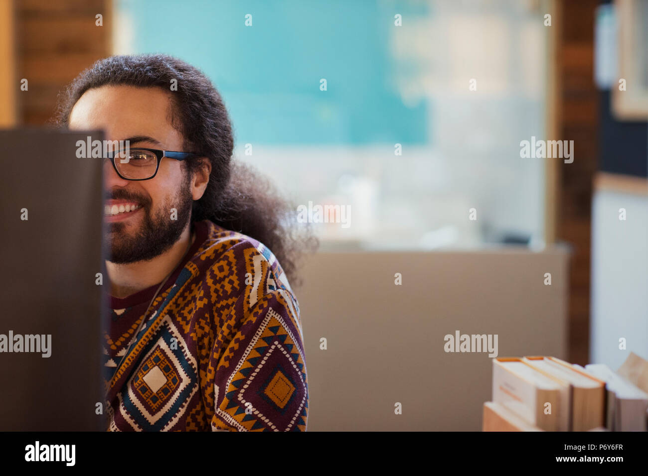 Lächelnde kreative Unternehmer arbeiten am computer Stockfoto