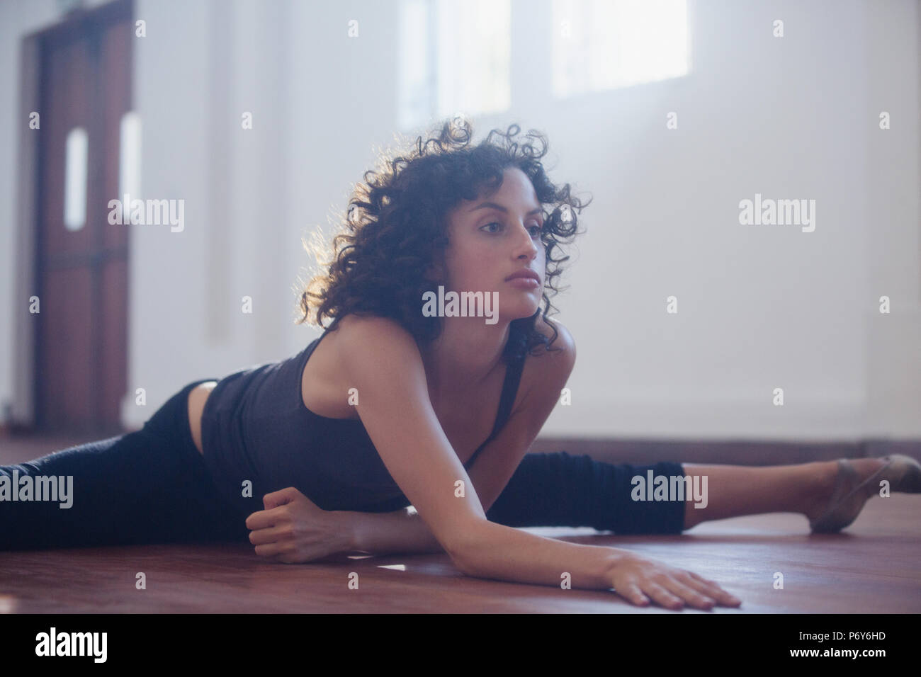 Starke junge Tänzerin Stretching im Tanz Studio Stockfoto