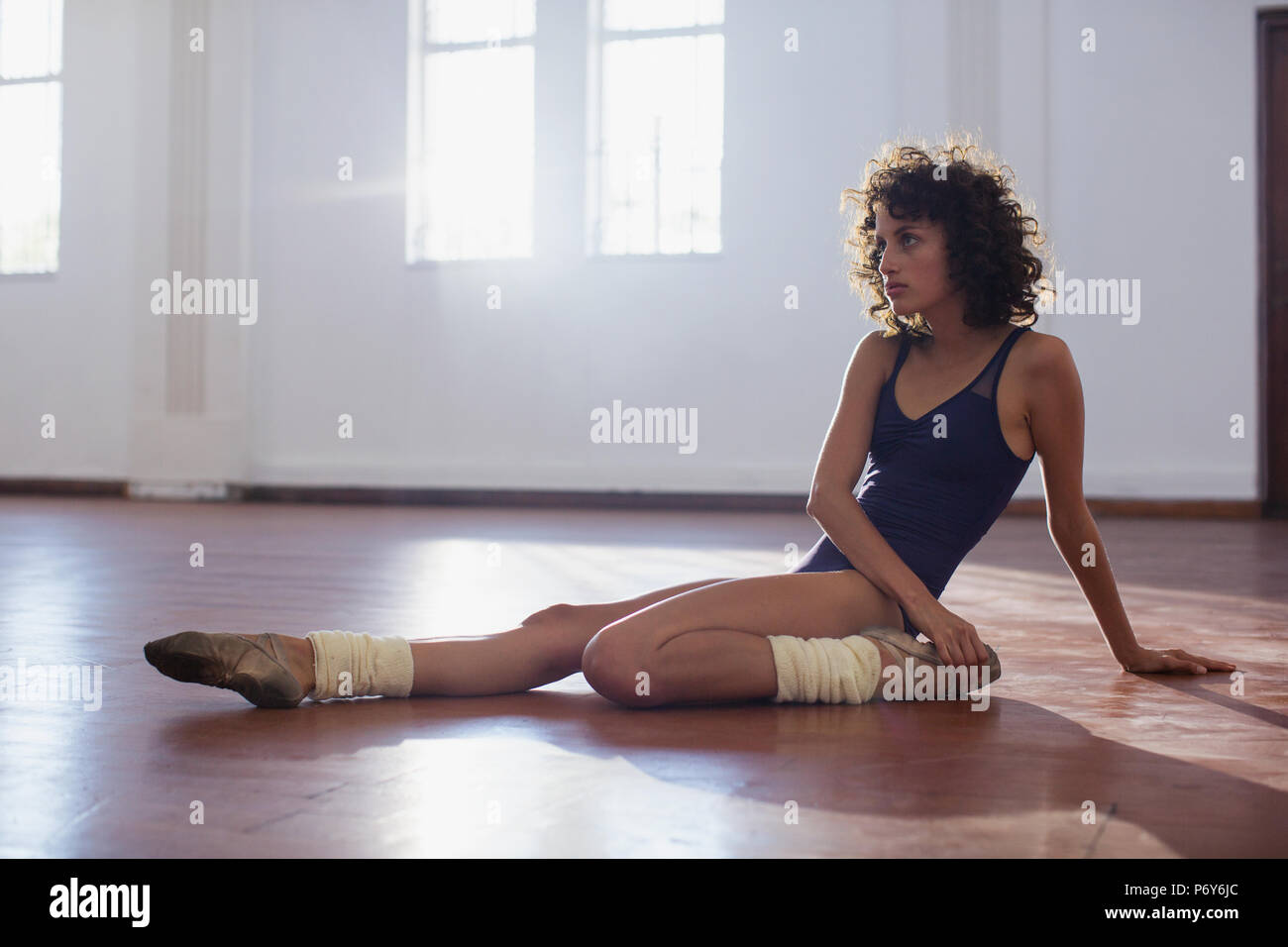 Starke junge Tänzerin stretching Bein im Tanz Studio Stockfoto